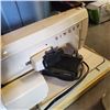 Image 6 : Vintage Singer 247 sewing machine with case and foot pedal