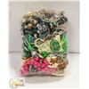 Image 1 : APPROX 2 LB BAG OF VINTAGE MIXED JEWELRY