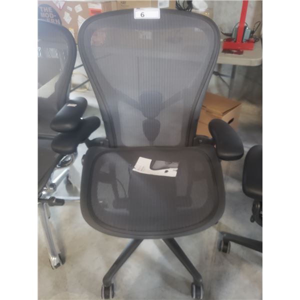 HERMAN MILLER AERON GRAPHITE FULLY ADJUSTABLE TASK CHAIR SIZE C RETAIL PRICE $1806 CAN