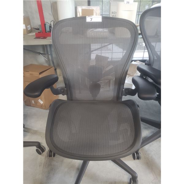 HERMAN MILLER AERON GRAPHITE FULLY ADJUSTABLE TASK CHAIR SIZE C  RETAIL PRICE $1806 CAN