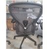 Image 3 : HERMAN MILLER AERON GRAPHITE FULLY ADJUSTABLE TASK CHAIR SIZE C  RETAIL PRICE $1806 CAN