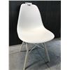 Image 2 : HERMAN MILLER EAMES WHITE/ASH SHELL CHAIR