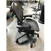 Image 2 : HERMAN MILLER AERON GRAPHITE FULLY ADJUSTABLE TASK CHAIR SIZE B RETAIL PRICE $1806 CAN