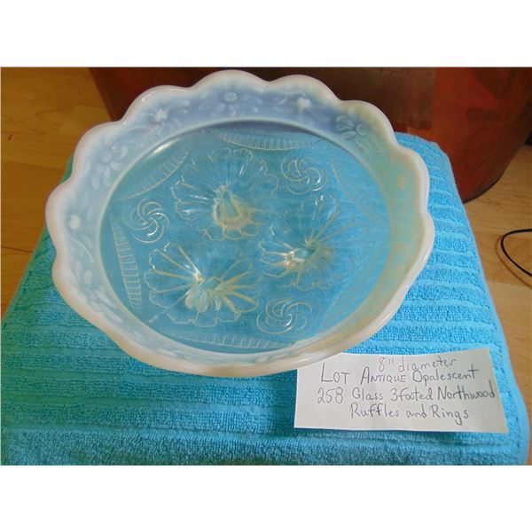 8” ANTIQUE OPALESCENT 3 FOOTED NORTHWOOD RUFFLES AND RINGS DISH