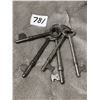 Image 2 : 5 large antique skeleton keys
