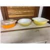 Image 1 : 3 Pyrex bowls 2 X 9" & 1 Oval with lid