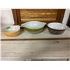 Image 1 : 3 Pyrex bowls 7.5", 8.5" & 10.5"