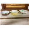 Image 1 : 3 Pyrex bowls 6" across