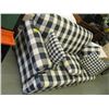 Image 2 : GREEN AND WHITE PATTERN LOVE SEAT