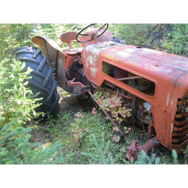 FARM TRACTOR, MISSING FRONT WHEELS & AXLES