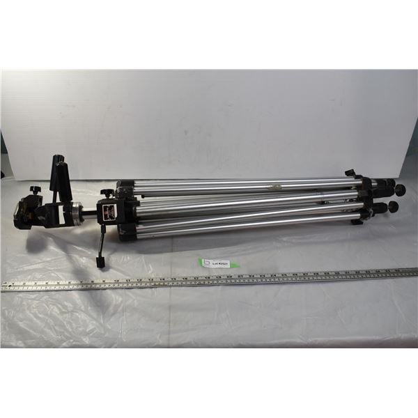 Manfrotto video tripod w/ removable plate