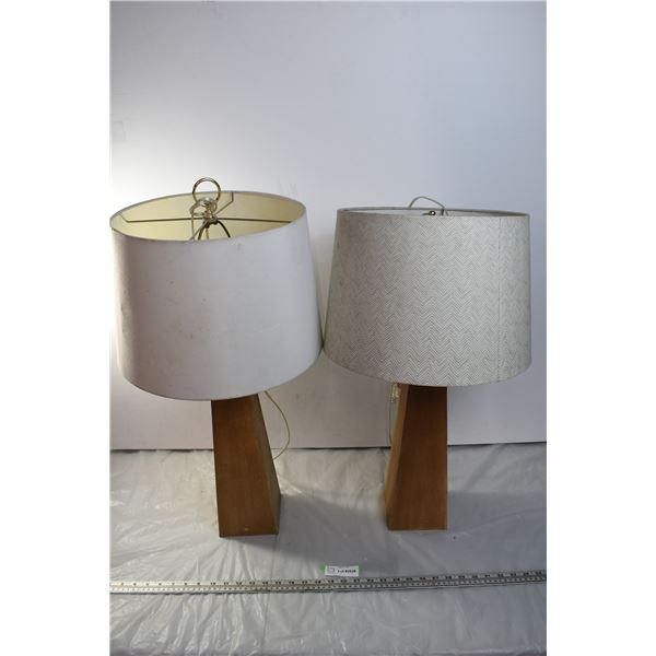 2 Wooden lamps. Working condition