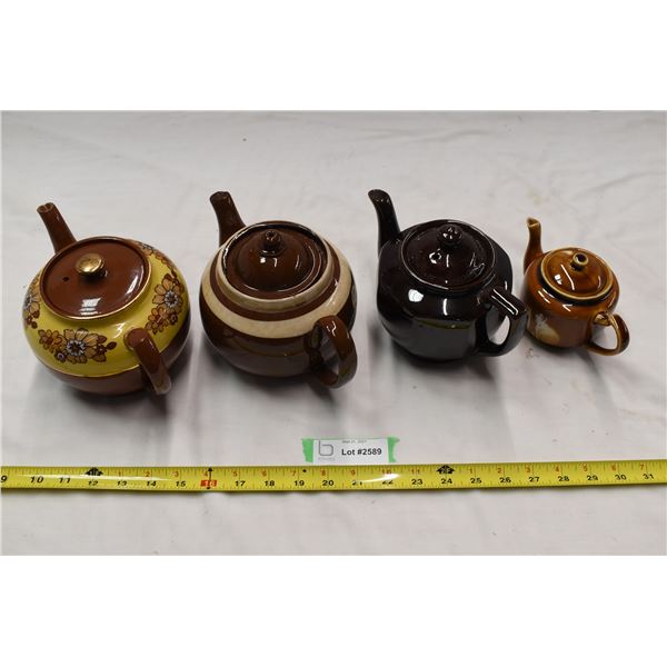 4 Varying sizes of teapots