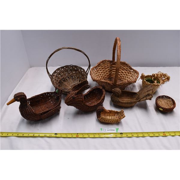 Lot of wicker baskets - ducks + flower hanger