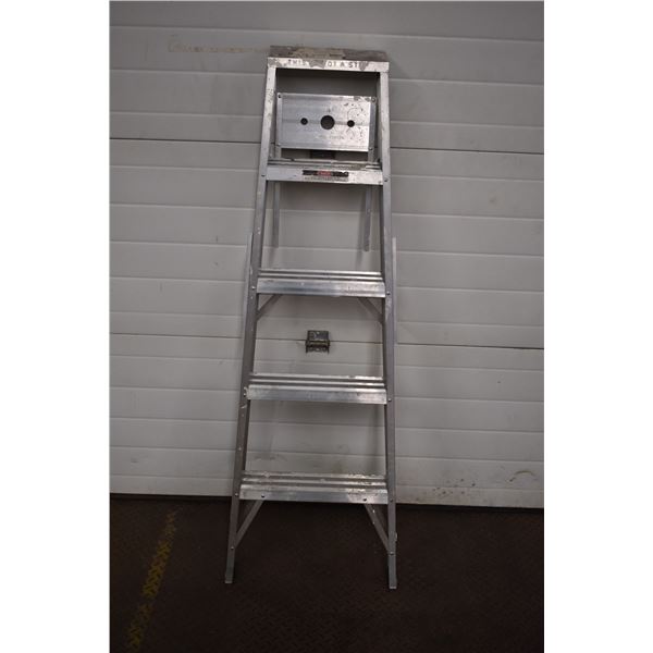 Aluminum Step Ladder (55.5" tall)