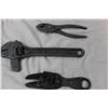 Image 1 : antique pliers/grips