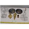 Image 1 : Metal plates, 4 different wire racks, 3 gold ornaments