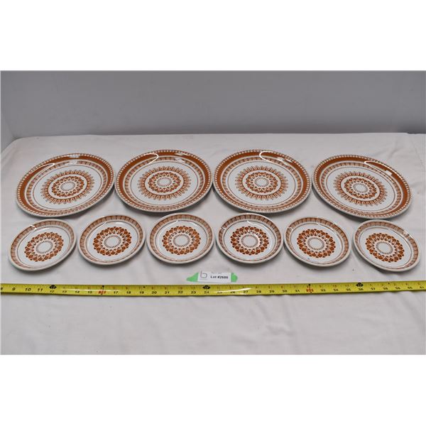 Siearra plate set. Dinner plates & saucers