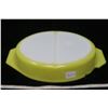 Image 5 : Divided Yellow Pyrex Dish 1.5 litre with lid