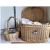 Image 1 : Wicker baskets filled with vintage linens & curtain hooks.