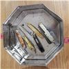 Image 1 : lot of small folding knives (some damaged) with candy tin