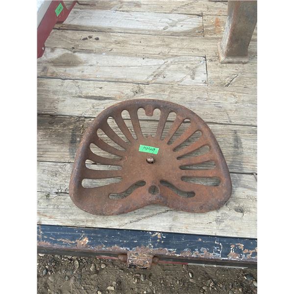 Cast Tractor Seat - IHC M488 "Damaged"