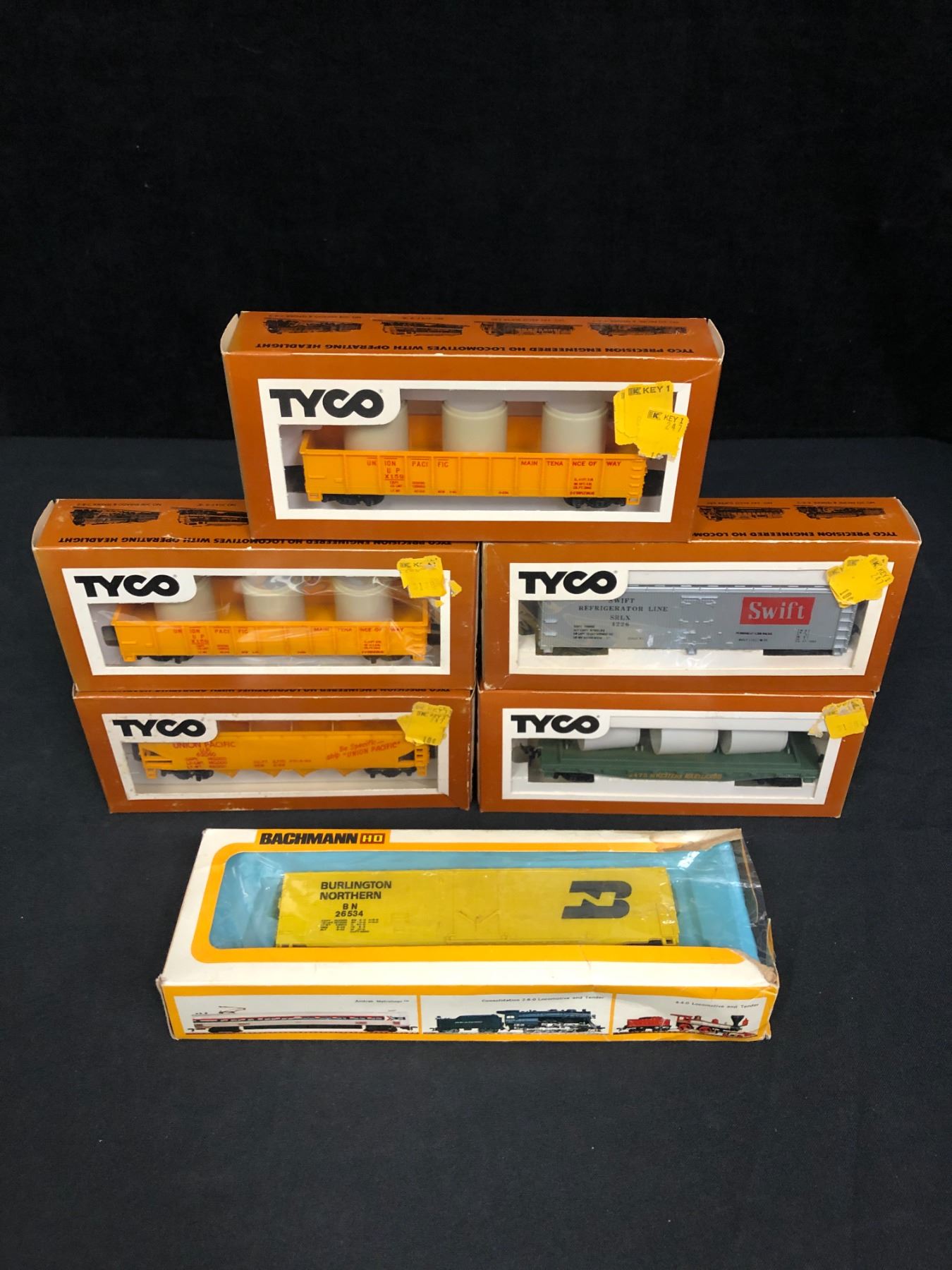TYCO MODEL TRAIN PACKAGE (6 CARS)