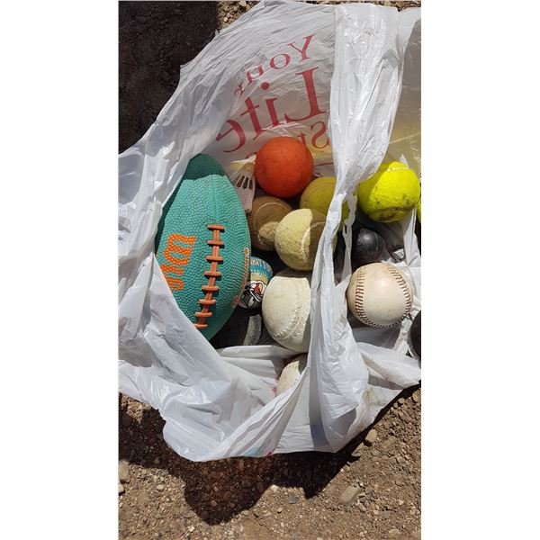 Lot Football / Tennis / Softballs Etc.