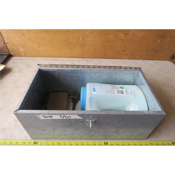 Metal Foot Locker w/ Icemelt and Gloves 20" Length