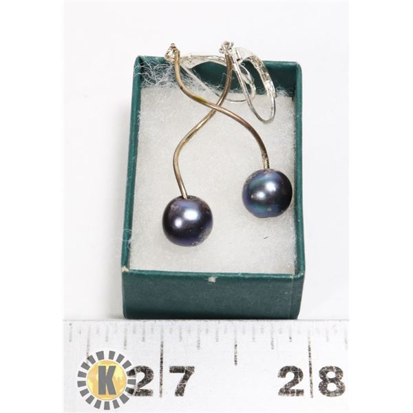 PAIR OF SILVER DANGLING EARRINGS WITH BLACK