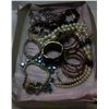 Image 1 : TRAY OF VINTAGE MIXED JEWELRY