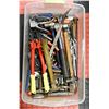 Image 1 : TOTE OF ASSORTED HAND TOOLS