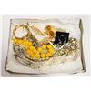 Image 1 : FLAT OF VINTAGE JEWELRY