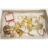 Image 1 : FLAT OF VINTAGE GOLD TONE JEWELRY