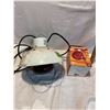 Image 2 : Heat lamp and extra bulb