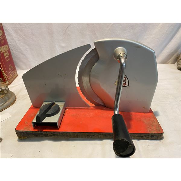 Manual meat slicer