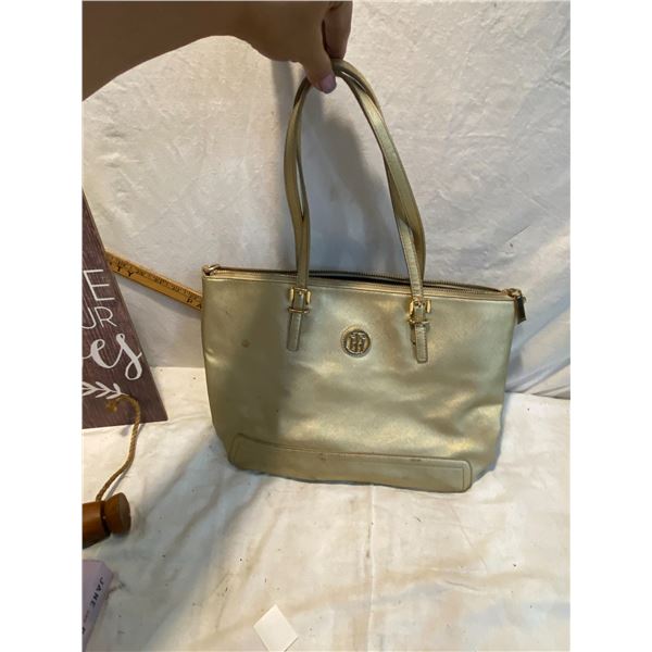 Tommy Hilfiger purse needs cleaning