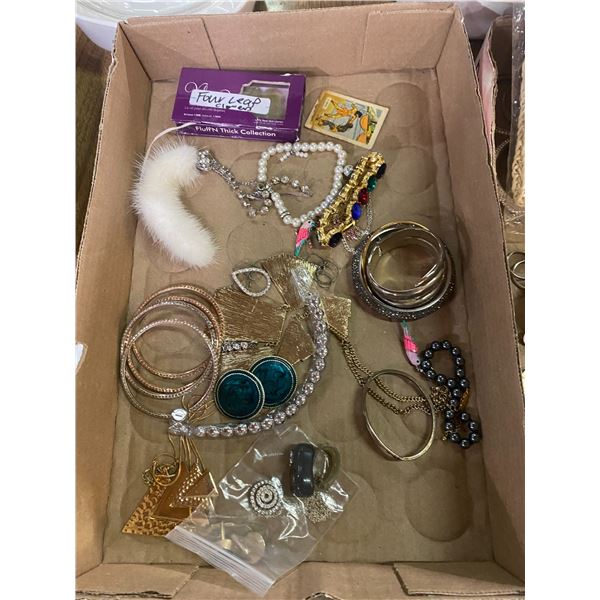 Lot costume jewelry