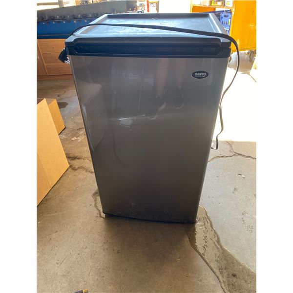 Sanyo mini fridge