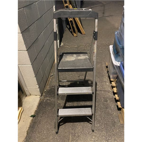 Folding ladder