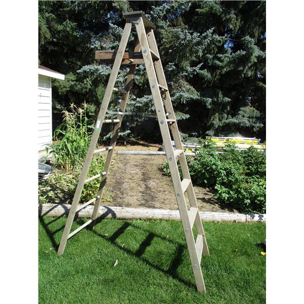 8ft Wooden Step Ladder