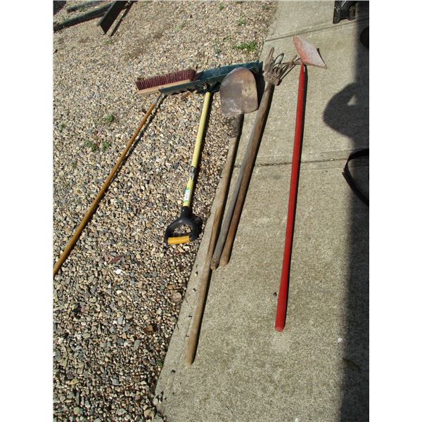 3 Garden Tools Broom and Snow Scoop