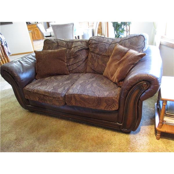 Leather love seat (39" x 71")
