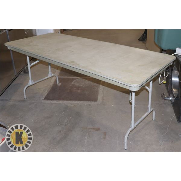 FOLDING TABLE