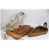 Image 1 : 3 WOODEN HOME DECOR INCLUDING 2 DUCKS