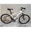 Image 2 : WHITE DIADORA SAVONA 21 SPEED, 15" FRAME, FRONT SUSPENSION MOUNTAIN BIKE