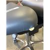 Image 2 : Ergonomic Split Style Saddle Stool