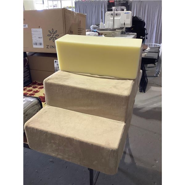 Zinus 3-Step Comfort Foam Pet Stairs (21in x 18in x 18in)
