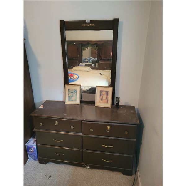 Dresser with Mirror - Pictures - Magnifying Glass