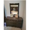 Image 1 : Dresser with Mirror - Pictures - Magnifying Glass